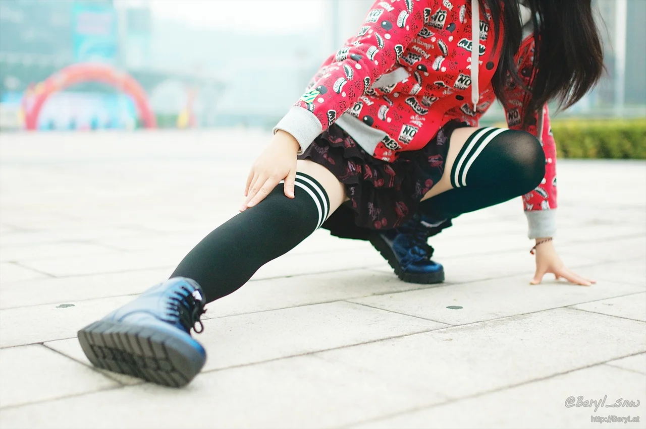 femme avec des chaussettes au dessus du genou