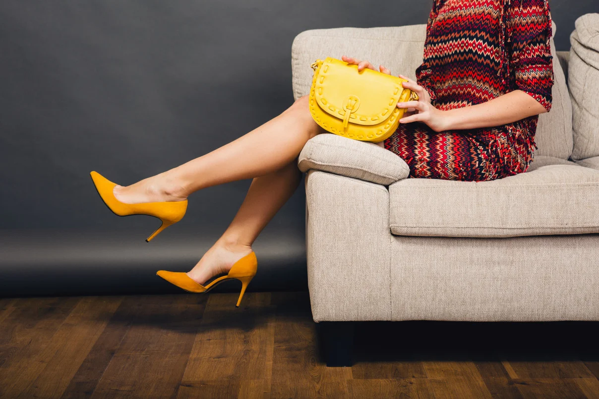 femme avec son sac à main sur un canapé