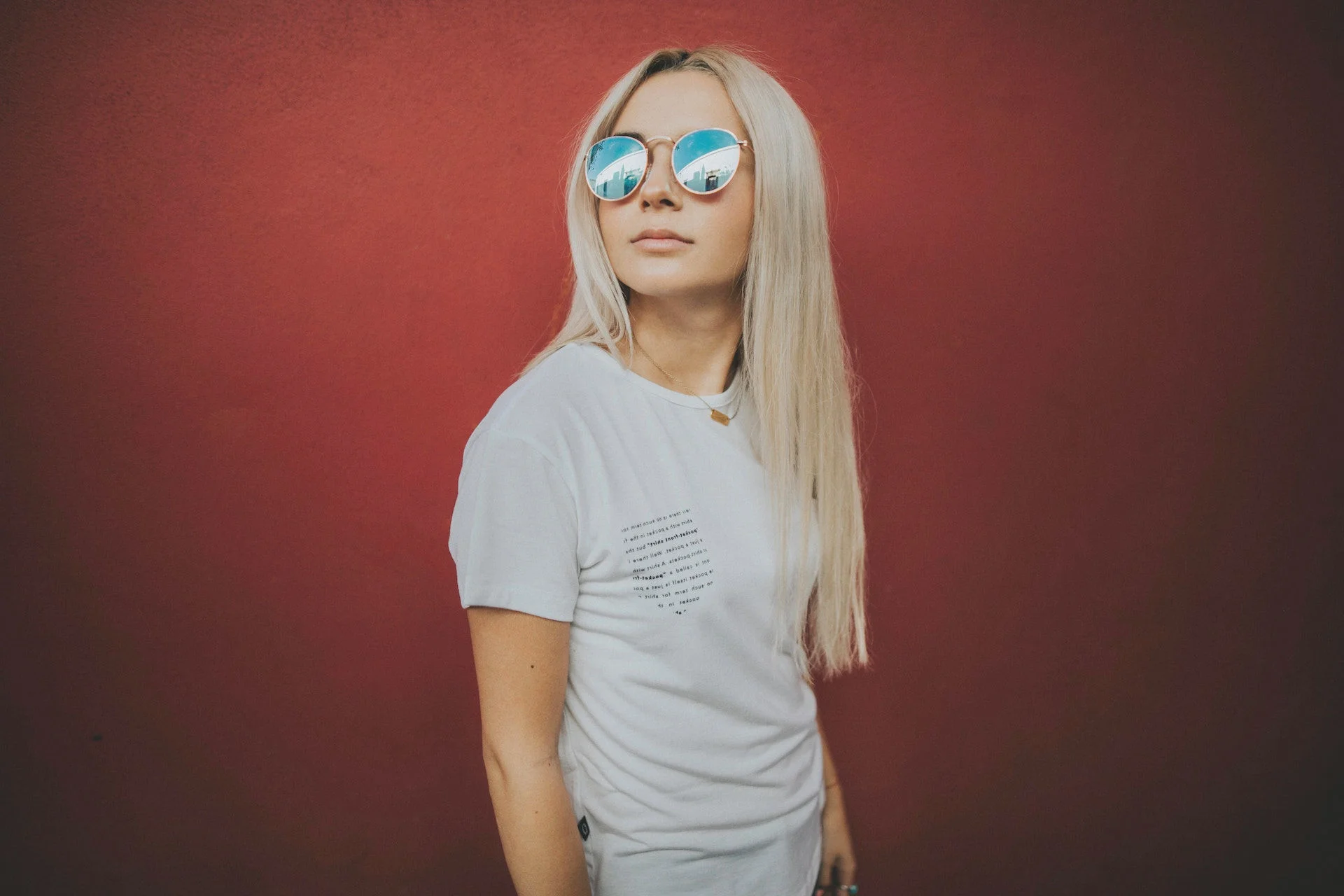 femme avec tshirt blanc