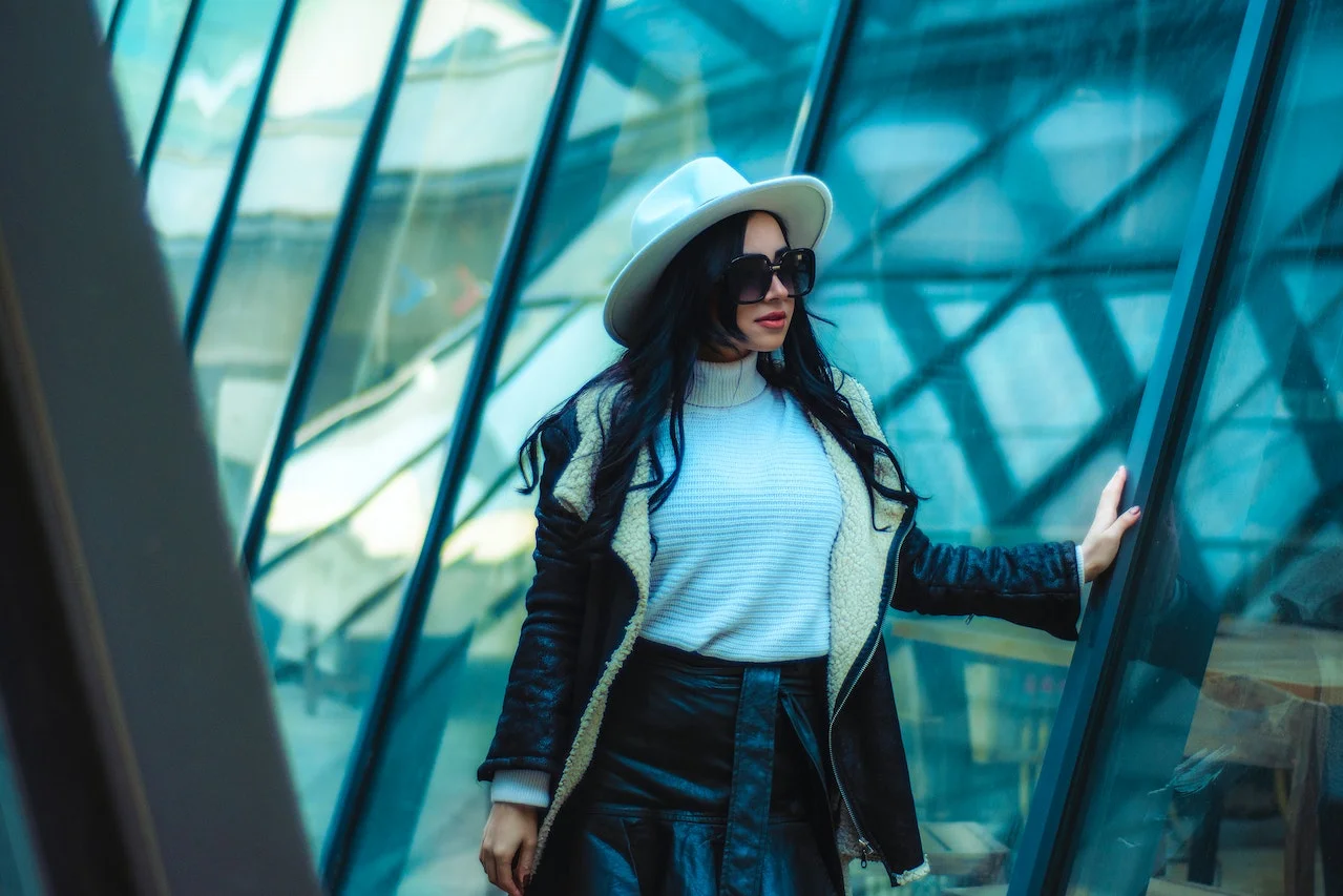 femme avec une jupe en cuir de couleur noir