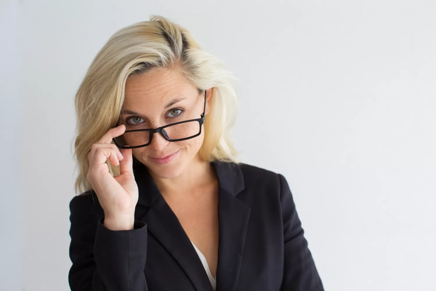 jolie femme blonde avec une veste noire qui rajeunit son look