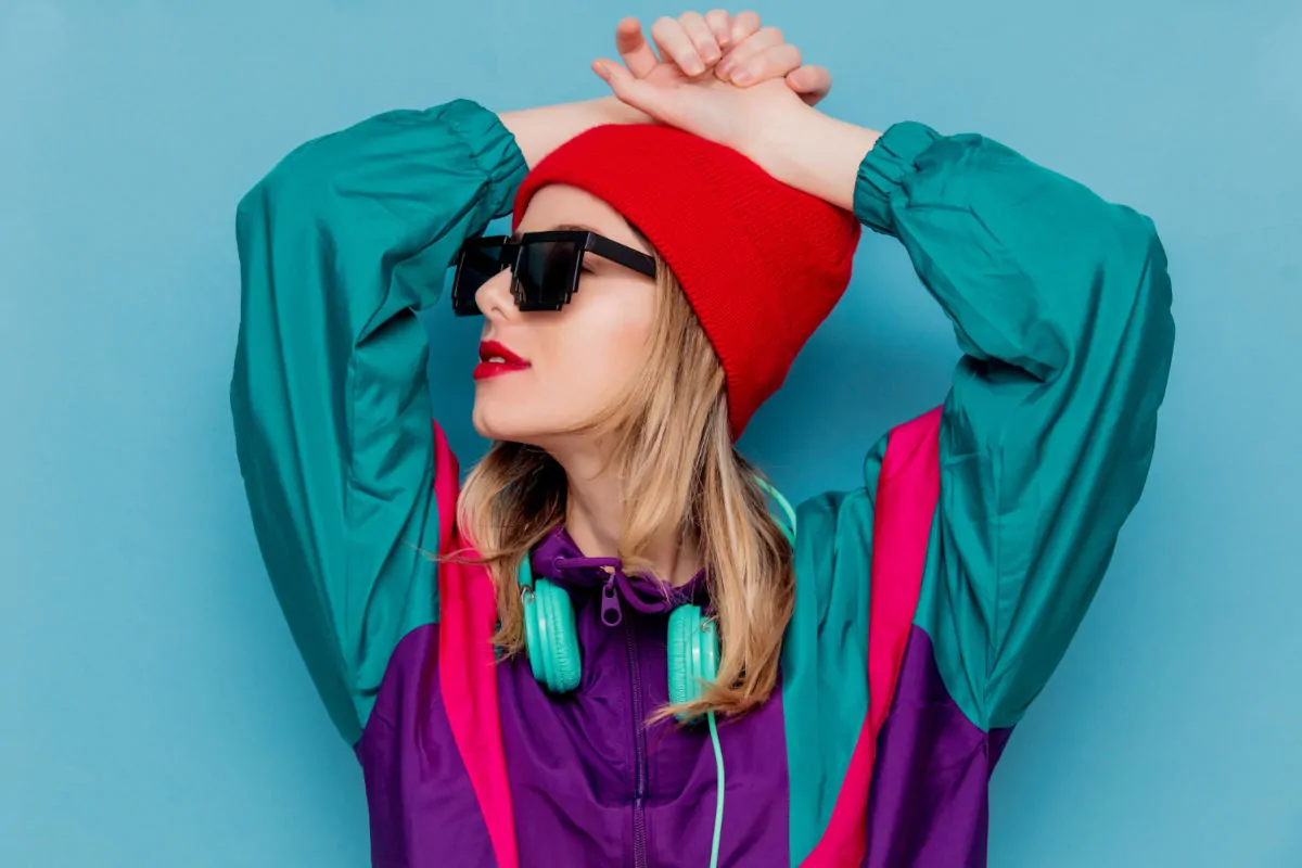 femme avec un look années 90